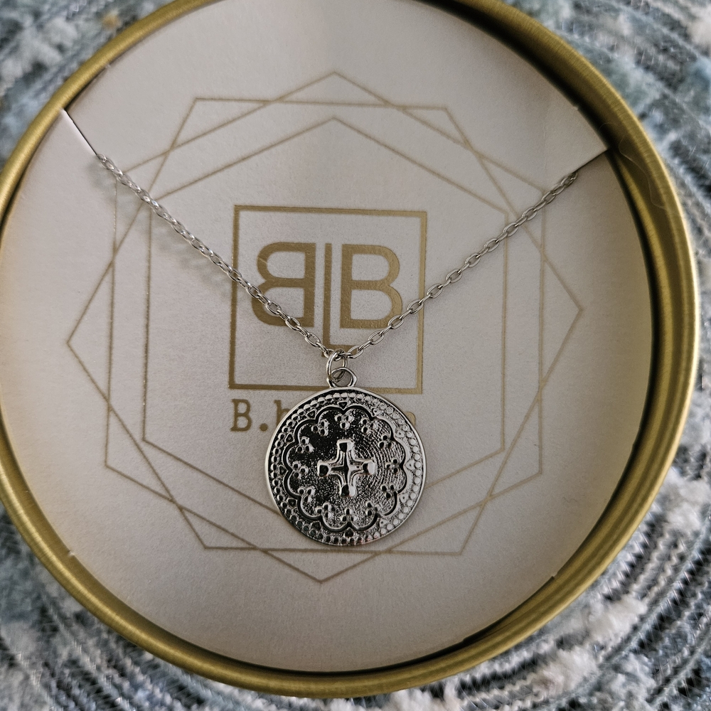 BB LILA Elegant Silver Pendant Necklace